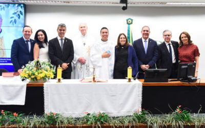 Pe. Eduardo proclama o Evangelho em santa missa celebrada no Congresso Nacional, em Brasília