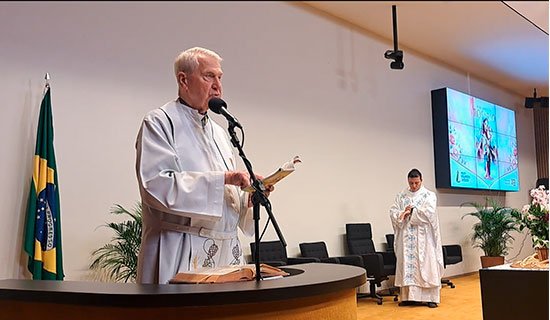 Padre Eduardo Dougherty celebra missa em Brasília no Dia de Nossa Senhora do Rosário