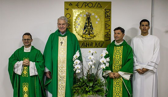 Pe. Eduardo e Pe. Jucemar celebram missa solene na Catedral de Brasília